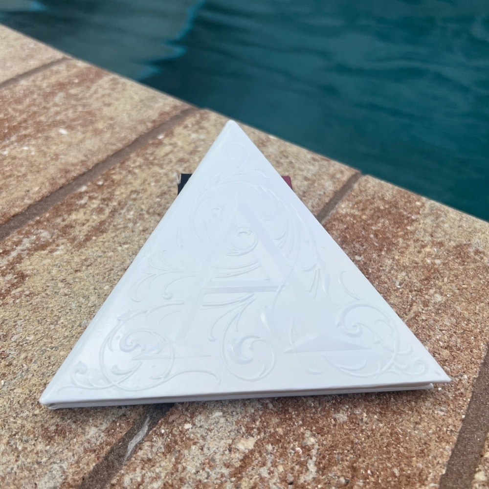 Kat Von D ‘Alchemist Holographic’ Highlighter Palette